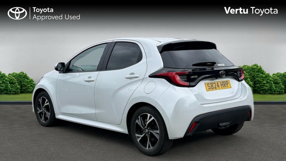 Toyota Yaris Design SB24HRP White #4