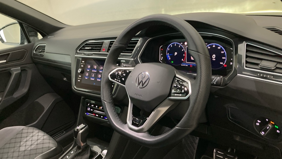 Volkswagen Tiguan R-line YF23OYR Black #6
