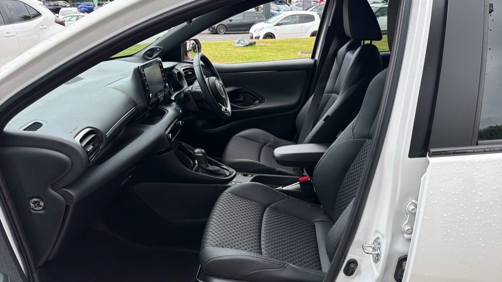 Toyota Yaris Dynamic YR22HSV White #5