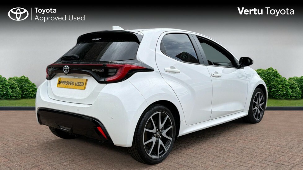 Toyota Yaris Dynamic YR22HSV White #2