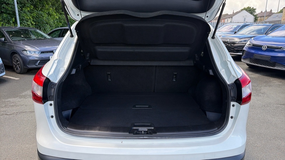 Nissan Qashqai Tekna White #4