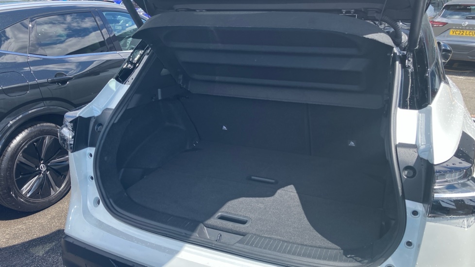 Nissan Qashqai Tekna White #4