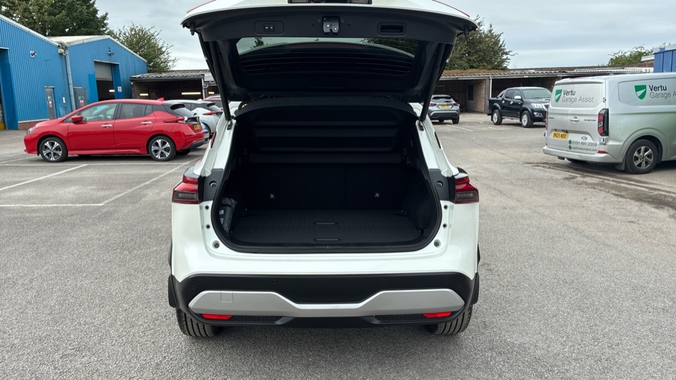 Nissan Qashqai Tekna White #4