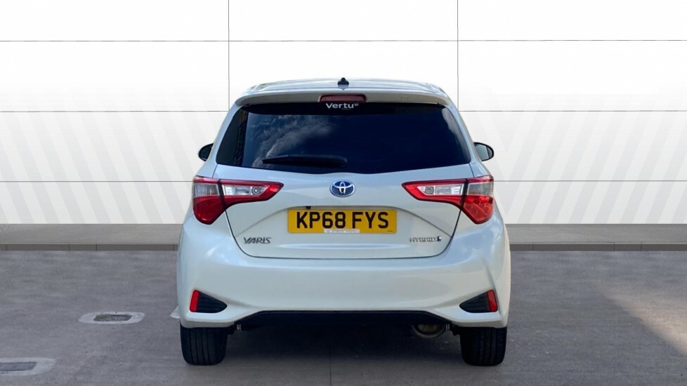 Toyota Yaris Excel White #6