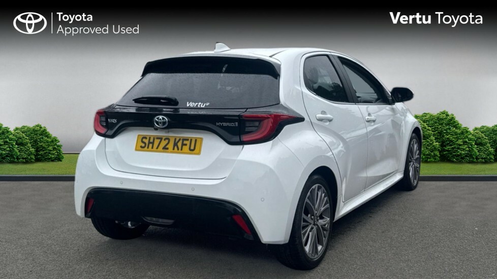 Toyota Yaris Excel White #2