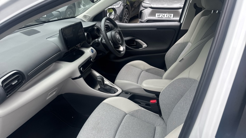 Toyota Yaris Excel White #5