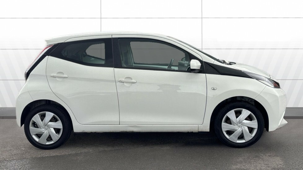 Toyota Aygo X X-play White #5