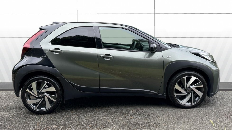 Toyota Aygo X Exclusive Green #5