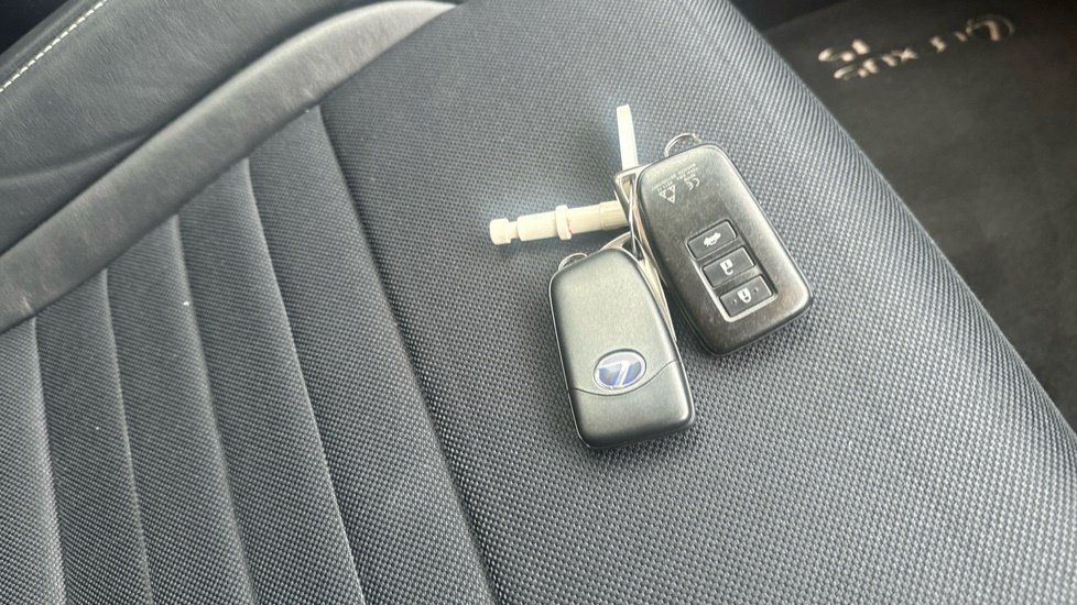 Lexus IS 300H 2.5 223 Bhp F-sport Navigation E-cvt #19