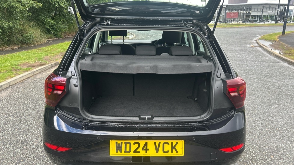 Volkswagen Polo Life Black #4