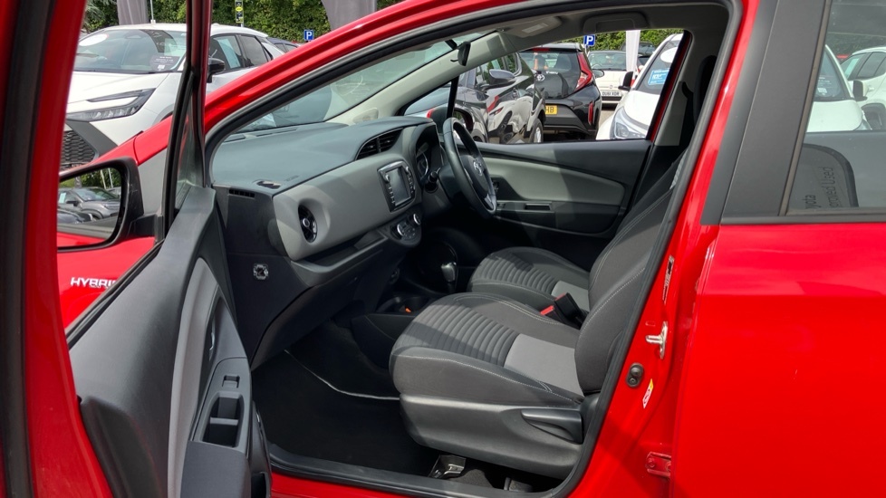 Toyota Yaris Icon White #5