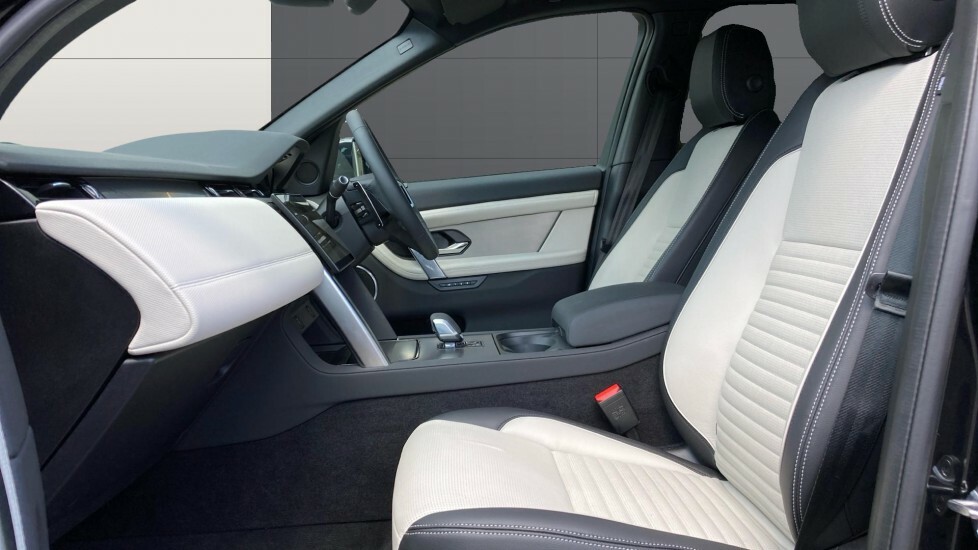 Land Rover Discovery Sport Landmark Black #3