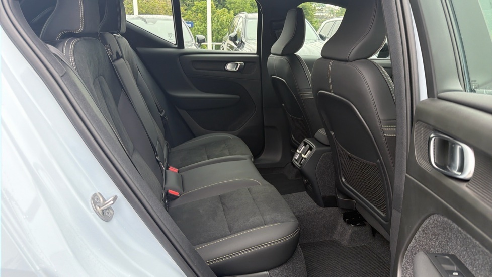 Volvo XC40 Plus Blue #6