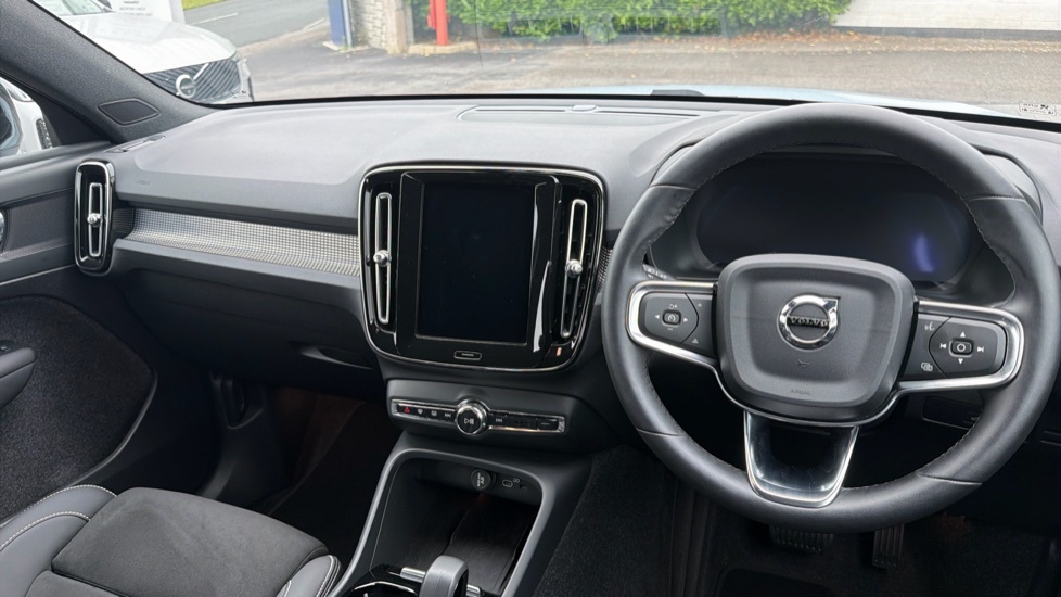 Volvo XC40 Plus Blue #4