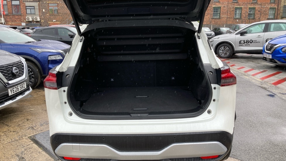 Nissan Qashqai Tekna White #4