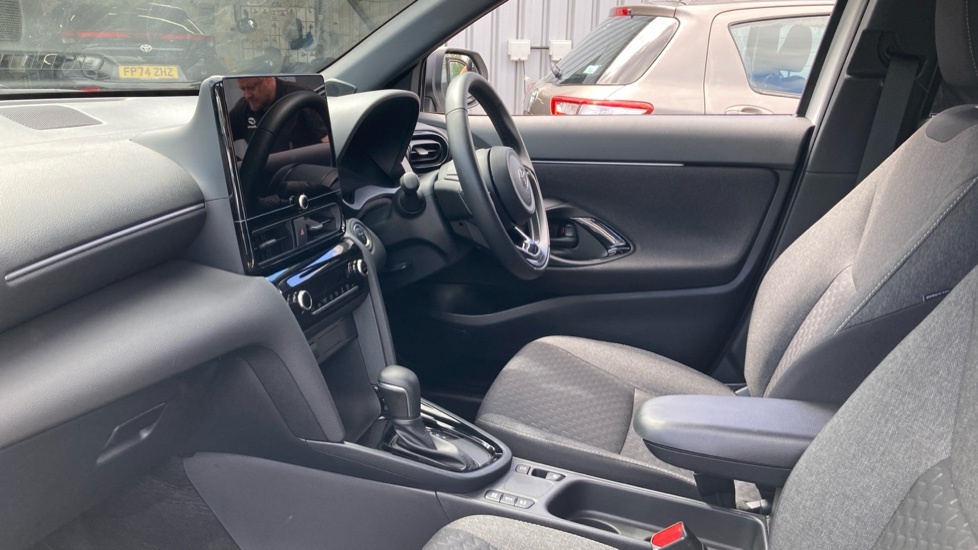 Toyota Yaris Cross Design FG25UOY White #5