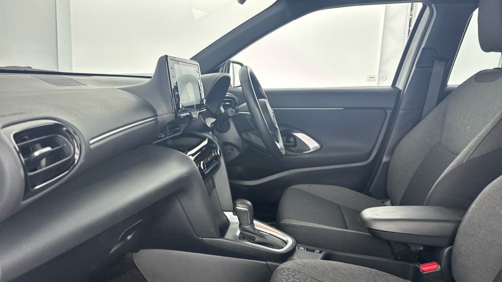 Toyota Yaris Cross Design White #5