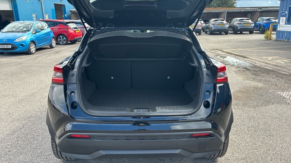 Nissan Juke Tekna Black #4