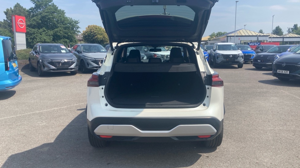 Nissan Qashqai Tekna White #4