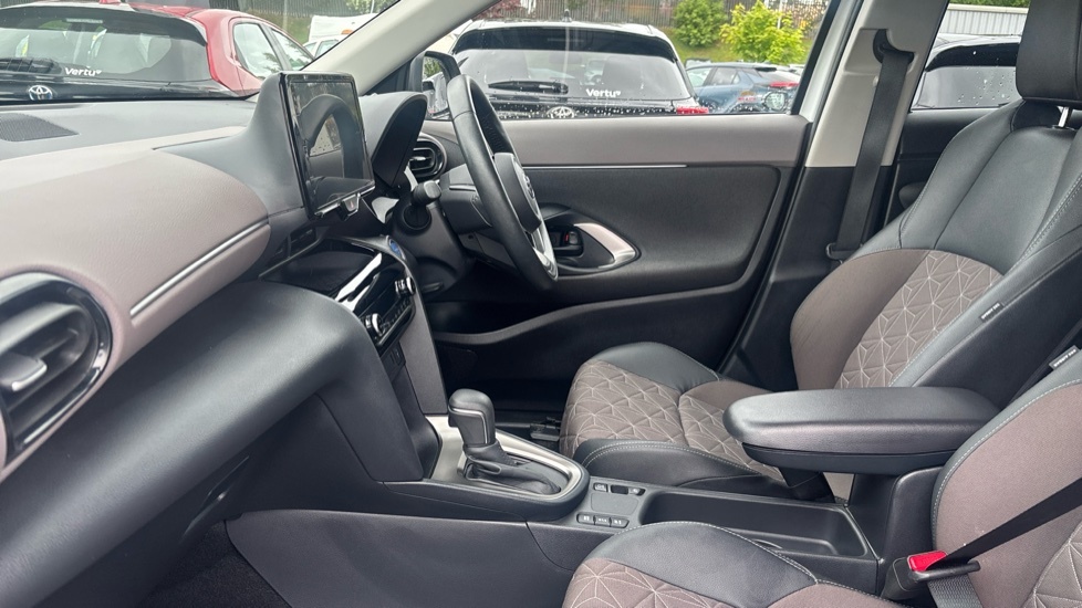 Toyota Yaris Cross Excel White #5