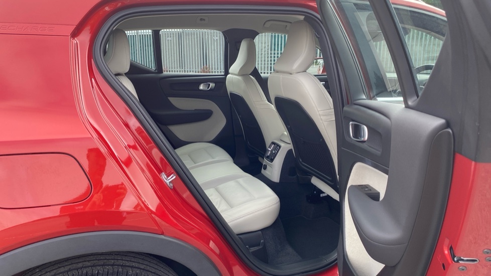 Volvo XC40 Inscription Pro Red #6