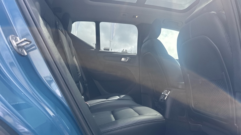 Volvo XC40 Ultimate Blue #6