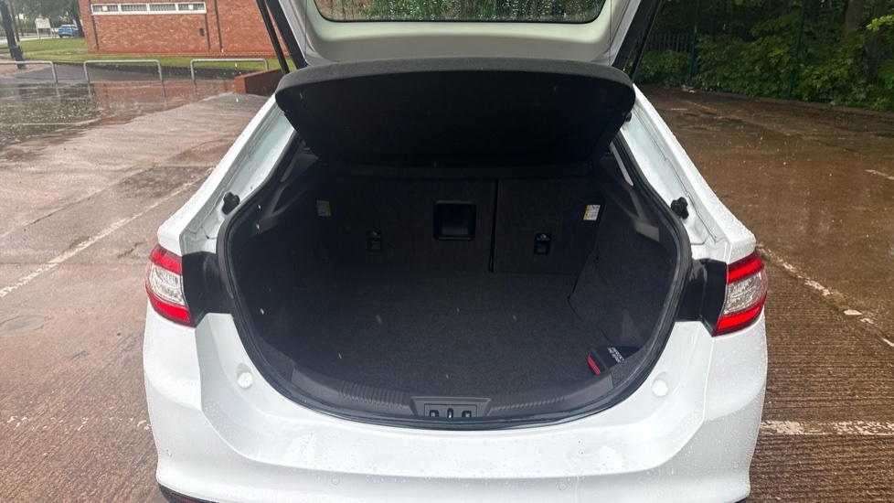 Ford Mondeo Titanium Edition White #4
