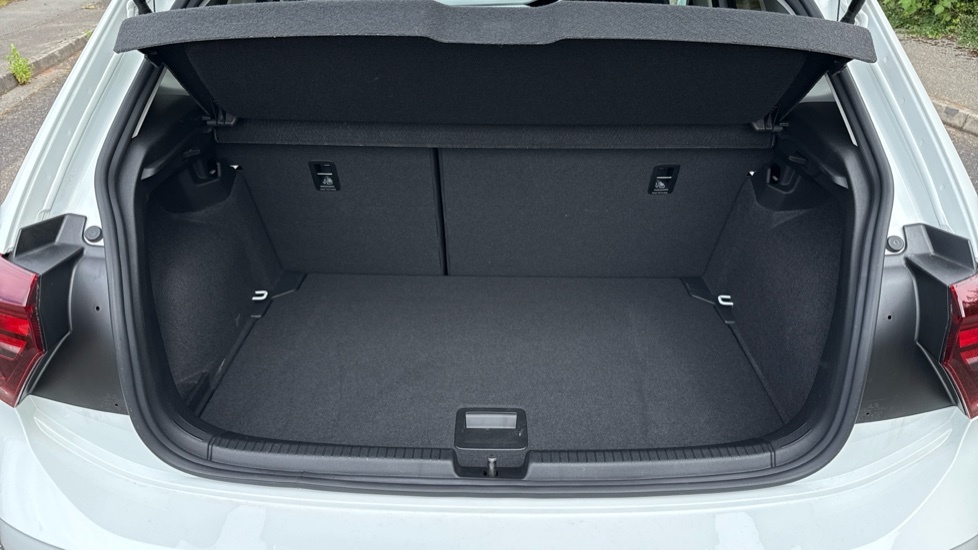 Volkswagen Polo Match White #4