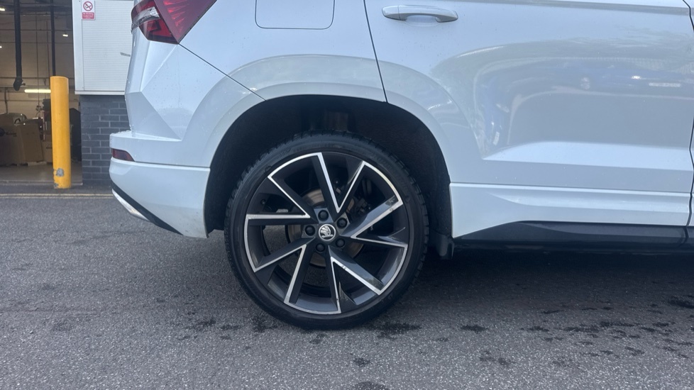 Skoda Karoq Sportline White #5