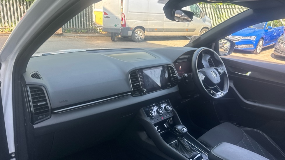 Skoda Karoq Sportline White #2