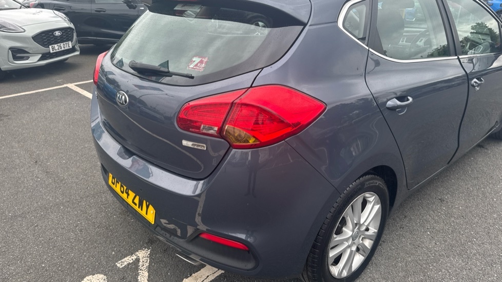 Kia Ceed Crdi 1 5-Door White #25