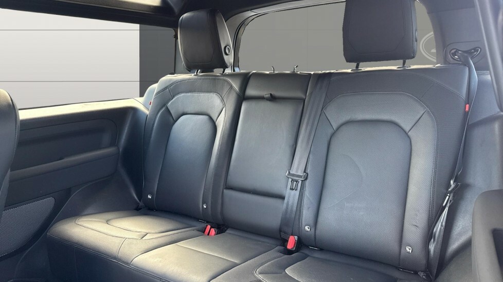 Land Rover Defender 90 X-dynamic Se Black #4