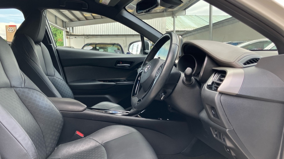 Toyota C-Hr Design White #12