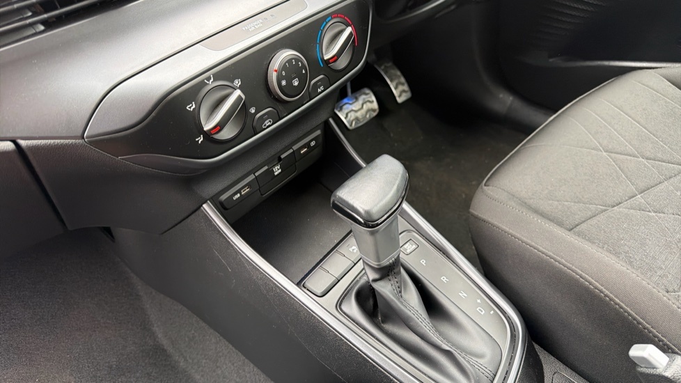 Hyundai Bayon Premium White #13