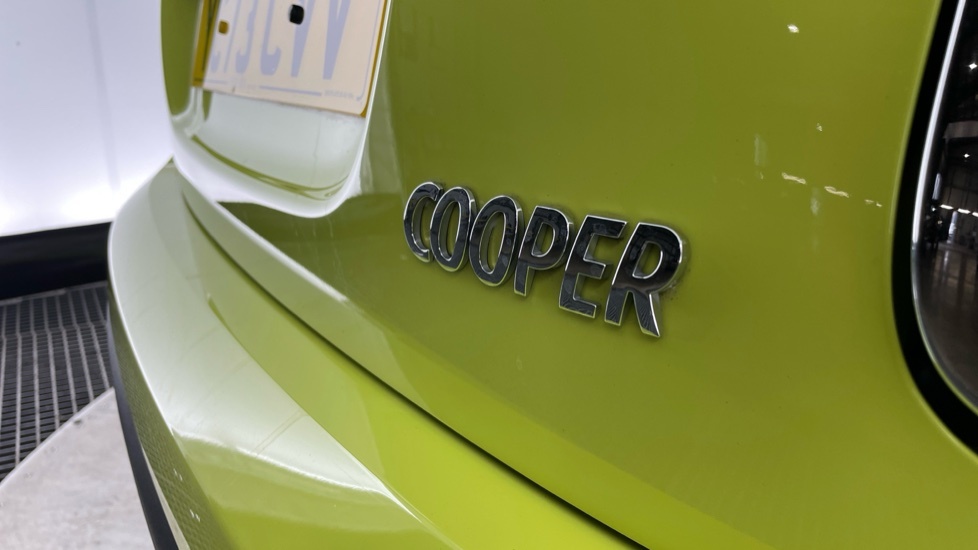 Mini Hatch 1.5L Cooper Exclusive Yellow #39