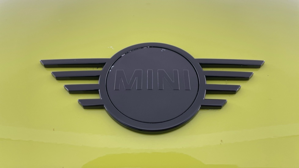 Mini Hatch 1.5L Cooper Exclusive Yellow #24