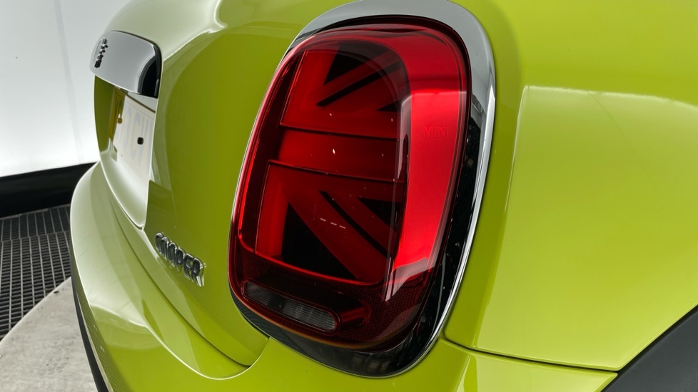 Mini Hatch 1.5L Cooper Exclusive Yellow #22