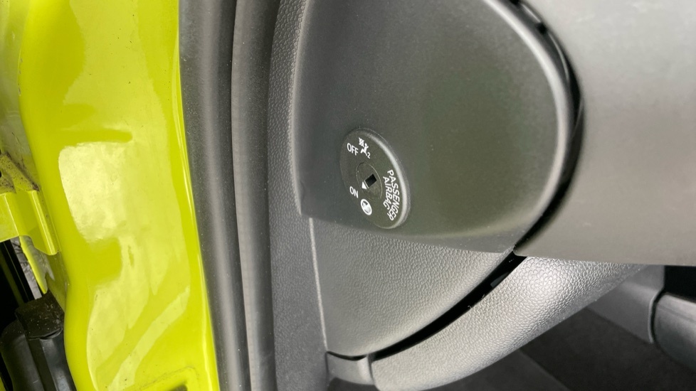 Mini Hatch 1.5L Cooper Exclusive Yellow #29