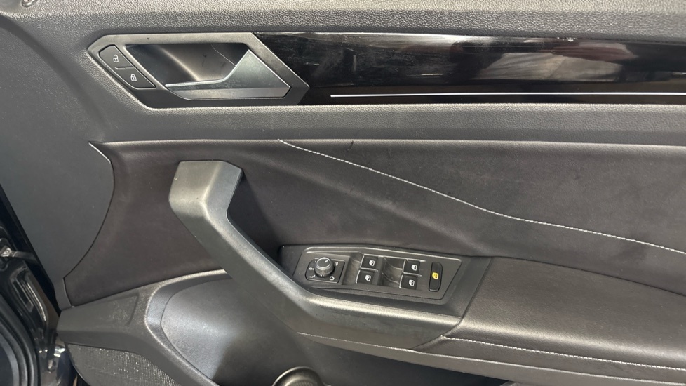 Volkswagen T-Roc R Black #22