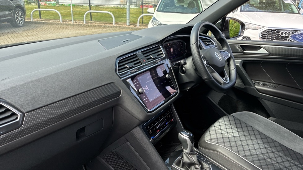 Volkswagen Tiguan R-line Edition VN23JFU Black #2