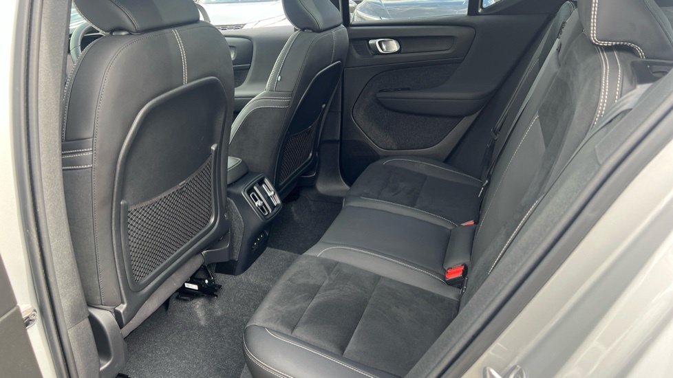 Volvo XC40 Plus White #16