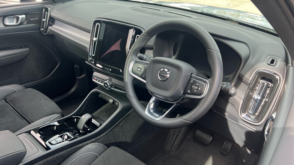 Volvo XC40 Plus White #11