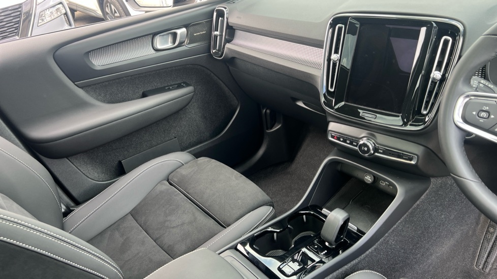 Volvo XC40 Plus White #14