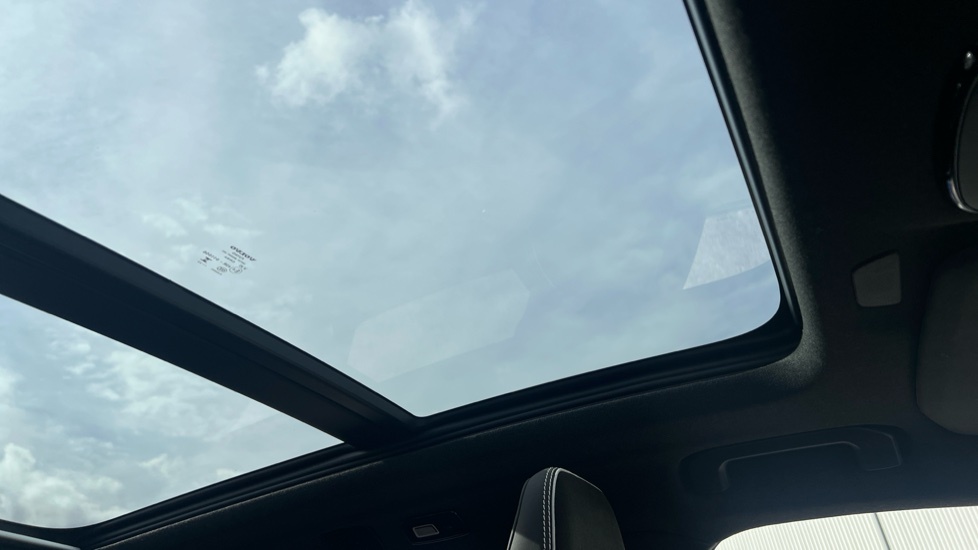 Volvo XC40 Plus White #25