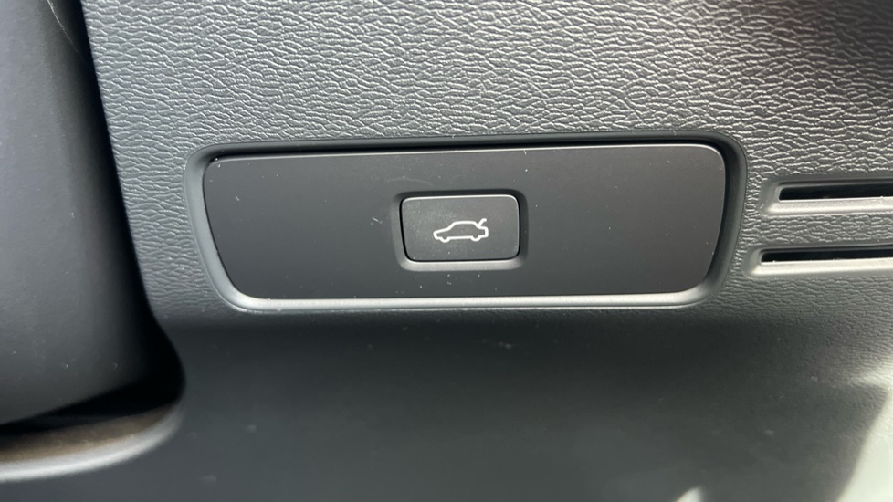 Volvo XC40 Plus White #23