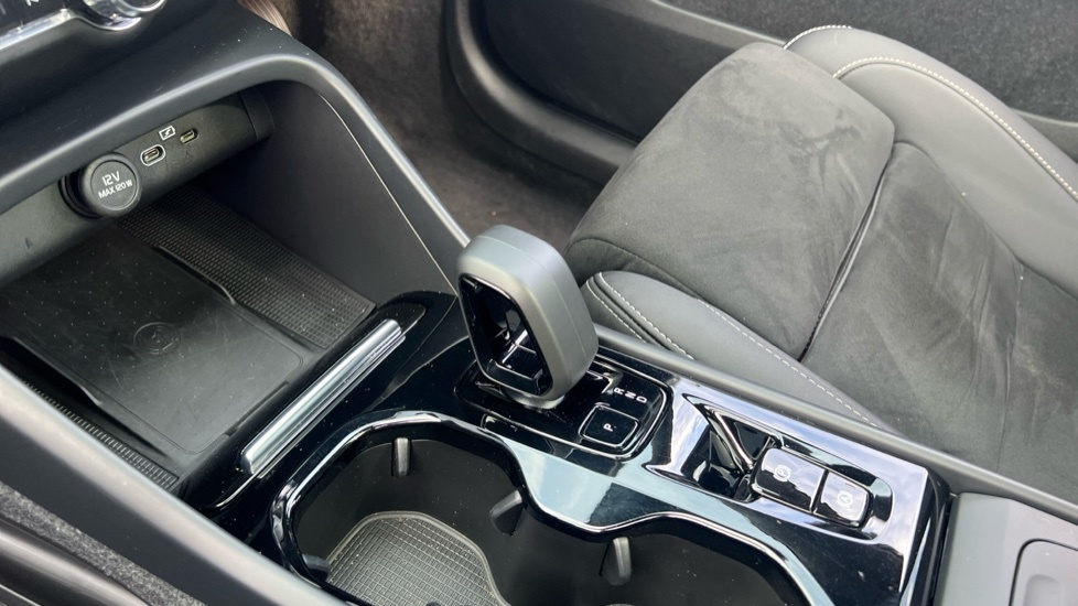 Volvo XC40 Plus White #13