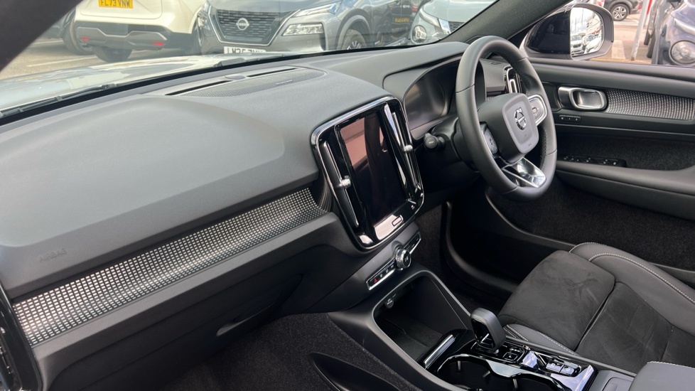 Volvo XC40 Plus White #9