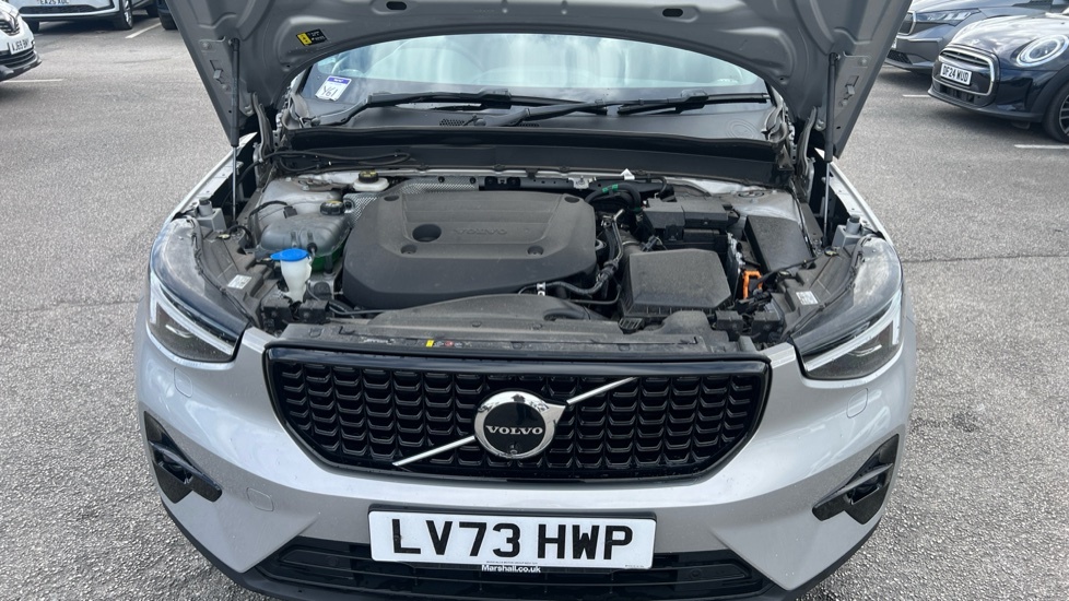 Volvo XC40 Plus White #8
