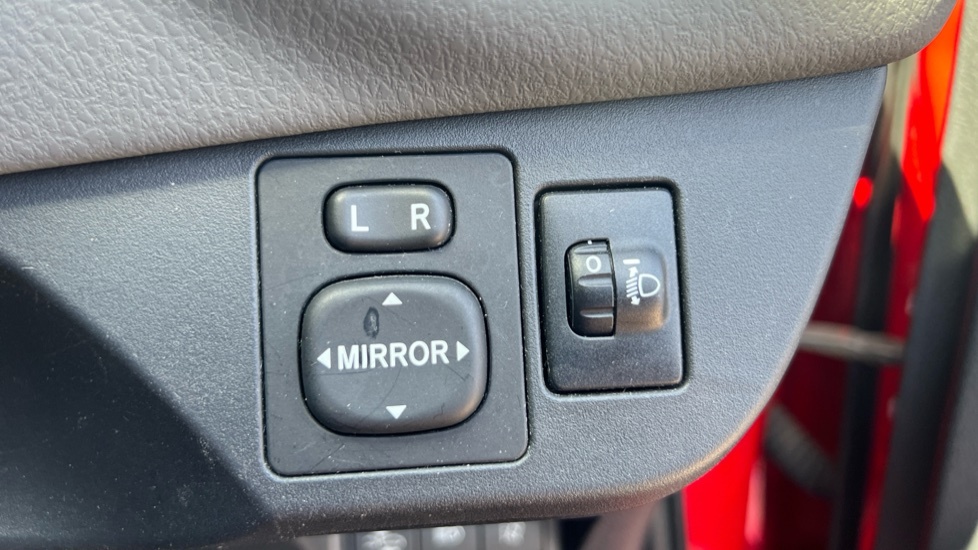 Toyota Yaris Vvt-i Icon Tech Red #20