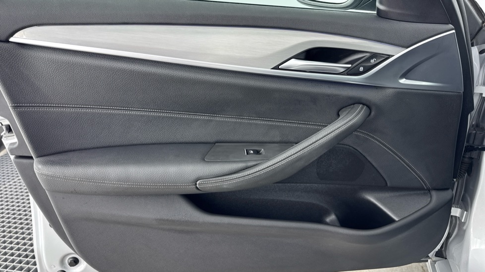 BMW 5 Series 530E M Sport Black #33